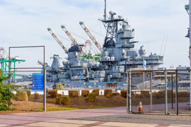 Los Angeles, California - 25 Aralık 2024: Battleship USS Iowa BB-61 Los Angeles, Kaliforniya limanına yanaştı..