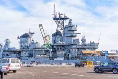 Los Angeles, California - 25 Aralık 2024: Battleship USS Iowa BB-61 'in yakınındaki araçlar ve modern çevrenin geniş açılı görüntüsü.