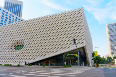 Los Angeles, California - 4 Aralık 2024: The Broad müzesinin eşsiz bal peteği yapısı ile çarpıcı dış tasarımı, girişinde bazı ziyaretçiler.