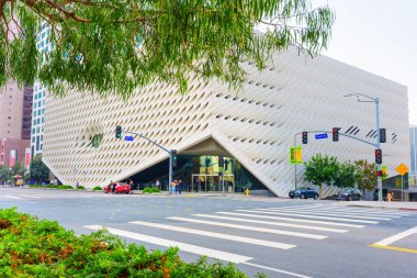 Los Angeles, California - 4 Aralık 2024: The Broad Museum 'un benzersiz, çağdaş mimarisi ve göz alıcı cephesi, şehir yeşilliği ve şehir trafiğiyle çevrili.