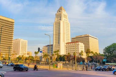 Los Angeles, Kaliforniya - 4 Aralık 2024: Los Angeles Belediye Binası önündeki yayalar ve araçlar, canlı bir şehirde kentsel yaşamı gözler önüne seriyor..