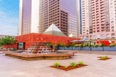 Los Angeles, Kaliforniya - 3 Aralık 2024: Los Angeles şehir merkezindeki Çağdaş Sanat Müzesi 'nin canlı görüntüsü, modern mimari binalarla çevrili dekoratif bir çeşme içeriyor..