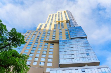 Los Angeles, Kaliforniya - 4 Aralık 2024: The Grand by Gehry 'nin geniş açılı görüntüsü, Los Angeles, Kaliforniya' da mavi gökyüzüne karşı eşsiz mimari ve cam cephe sergileniyor.
