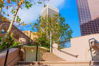 Los Angeles, Kaliforniya - 4 Aralık 2024: Pedestrian merdiveni Bunker Hill, Los Angeles 'taki Bank of America binasına çıkıyor..