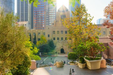 Los Angeles, Kaliforniya - 4 Aralık 2024: Bunker Hill Merdiveninin tepesinden Los Angeles Merkez Kütüphanesi 'nin canlı görüntüsü.