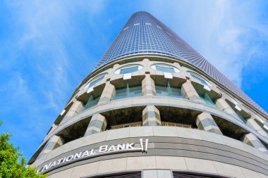 Los Angeles, California - 3 Aralık 2024: Los Angeles 'taki Şehir Ulusal Bankası Kulesi' nin geniş açılı görüntüsü modern mimarisini ve keskin çizgilerini parlak, berrak bir gökyüzü altında sergiliyor..