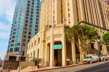 Los Angeles, Kaliforniya - 4 Aralık 2024: Los Angeles şehir merkezindeki Torrey Pines Bank 'ın modern girişi, yayalar ve çevresindeki binalar güpegündüz.