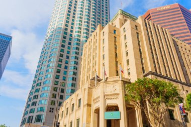 Los Angeles, Kaliforniya - 4 Aralık 2024: İkonik Los Angeles siluetinin geniş açılı görüntüsü, Torrey Pines Bank, CBRE Tower ve US Bank Tower 'ın açık mavi gökyüzü altında sergilenmesi.