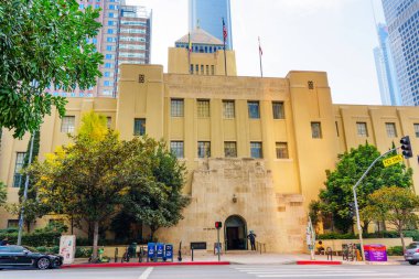 Los Angeles, Kaliforniya - 4 Aralık 2024: Los Angeles Merkez Kütüphanesi 'nin ön cephesinin geniş açılı görüntüsü, mimari detaylarını ve çevresini güneşli bir günde gösteriyor.