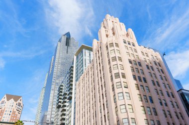 Los Angeles, Kaliforniya - 3 Aralık 2024: Los Angeles 'taki Unvan Garanti ve Güven Şirketi Binası' nın geniş açılı görüntüsü, açık mavi gökyüzüne karşı belirgin mimarisini sergiliyor.