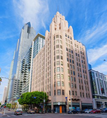 Los Angeles, California - 3 Aralık 2024: Pershing Meydanı 'ndaki Unvan Garanti ve Güven Şirketi Binası, açık mavi gökyüzü altında karmaşık mimari detaylar sergiliyor.