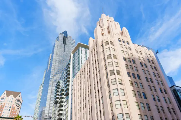 Los Angeles, Kaliforniya - 3 Aralık 2024: Los Angeles 'taki Unvan Garanti ve Güven Şirketi Binası' nın geniş açılı görüntüsü, açık mavi gökyüzüne karşı belirgin mimarisini sergiliyor.