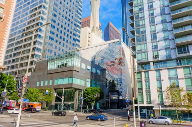 Los Angeles, Kaliforniya - 3 Aralık 2024: Los Angeles şehir merkezinin 5. Cadde ve Güney Olive Caddesi kesişiminde modern binalar ve sokak aktiviteleri sergilenirken geniş açılı çekimi.