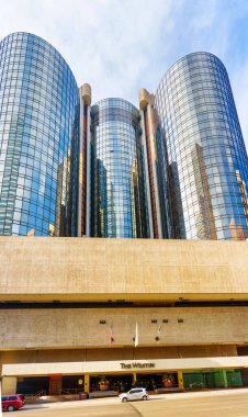 Los Angeles, Kaliforniya - 4 Aralık 2024: Westin Bonaventure Hotel, Los Angeles, Kaliforniya şehir merkezinde yansıtıcı cam cepheli çarpıcı bir modern tasarım sergiliyor..