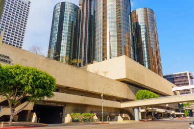 Los Angeles, California - 4 Aralık 2024: Westin Bonaventure Hotel 'in modern mimarisinin detaylı görüntüsü, açık gökyüzü altında eşsiz tasarımı ve yansıtıcı cam yüzeyleri sergilenmektedir.