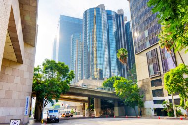 Los Angeles, Kaliforniya - 4 Aralık 2024: Westin Bonaventure Hotel, Los Angeles, Kaliforniya 'da palmiye ağaçları ve kentsel manzaralarla çevrili çarpıcı modern mimariye sahiptir..