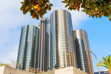 Los Angeles, California - 4 Aralık 2024: Westin Bonaventure Hotel 'in geniş açılı görüntüsü kendine özgü silindirik kulelerini ve modern cam cephelerini Los Angeles' ta açık mavi gökyüzüne karşı sergiliyor..