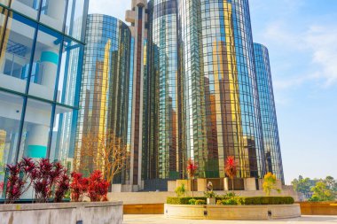 Los Angeles, California - 4 Aralık 2024: The Westin Bonaventure Hotel yansıtıcı cam cephesini ve Los Angeles, Kaliforniya 'daki çevreleyen yeşillikleri sergiliyor.