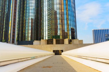 Los Angeles, California - 4 Aralık 2024: The Westin Bonaventure Hotel 'in Los Angeles' taki yansıtıcı cam cephesinin geniş açılı görüntüsü, açık mavi gökyüzü altında modern mimariyi gözler önüne seriyor.