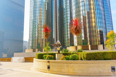 Los Angeles, Kaliforniya - 4 Aralık 2024: Los Angeles 'taki Westin Bonaventure Oteli' nin canlı görüntüsü, modern mimarisini, etrafındaki palmiye ağaçlarını ve renkli peyzajını gözler önüne seriyor..