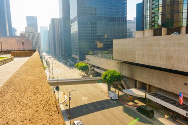 Los Angeles, Kaliforniya - 4 Aralık 2024: Westin Bonaventure Oteli 'nin havadan geniş açılı görüntüsü, Los Angeles' ın kentsel manzarasını gözler önüne seriyor..