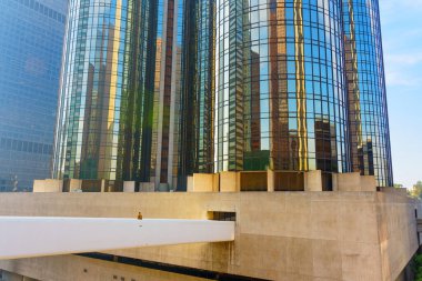 Los Angeles, Kaliforniya - 4 Aralık 2024: Los Angeles 'taki Westin Bonaventure Oteli geniş açılı görünümü yansıtıcı cam cephesini ve modern mimari ayrıntılarını gözler önüne seriyor.