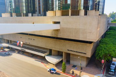 Los Angeles, Kaliforniya - 4 Aralık 2024: Westin Bonaventure Hotel 'in geniş açılı görüntüsü Los Angeles şehir merkezinde gün ışığında benzersiz mimari tasarımı ve şehir merkezini gözler önüne seriyor.