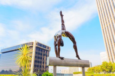 Los Angeles, Kaliforniya - 4 Aralık 2024: Milton Hebald 'ın DTLA' deki YMCA avlusunda atının kulplu atında performans gösteren bronz bir heykelin Olimpiyat ruhunu ve atletizmini yakalaması