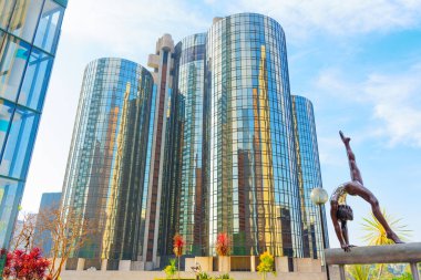 Los Angeles, California - 4 Aralık 2024: Milton Hebald ve ikonik Westin Bonaventure Hotel 'in 84 Olimpiyat Halk Sanat Kurulumunun yer aldığı YMCA Avlusunun canlı görüntüsü.