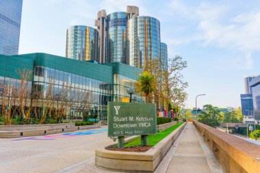 Los Angeles, Kaliforniya - 4 Aralık 2024: Stuart M. Ketchum Şehir Merkezi YMCA 'nın açık gündüz görüntüsü, modern mimari ve Los Angeles' taki Westin Bonaventure Oteli.