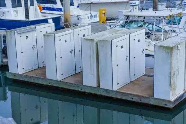 Oceanside, California - 3 Ocak 2025: Oceanside, California 'da bulunan metal depolama dolapları..