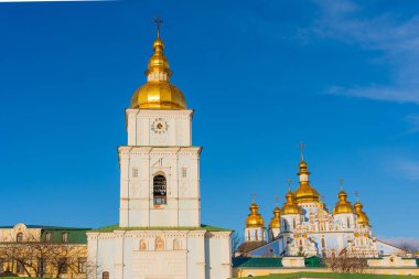 Kyiv, Ukrayna - 28 Mart 2025: Kyiv 'deki Iconic St. Michael' s Golden-Domed Manastırı çarpıcı mimarisini ve altın kubbesini gün ışığında yakalanan açık mavi gökyüzüne karşı sergiliyor.