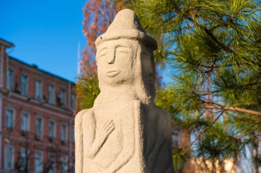 Kyiv, Ukrayna - 28 Mart 2025: Slav pagan tanrısını temsil eden antik bir taş heykel olan Zbruch Idol, karmaşık oymalarını sergileyerek güneşli bir Kyiv sahnesinde sergilenmektedir..
