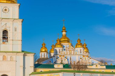 Kyiv, Ukrayna - 28 Mart 2025: Ukrayna 'nın başkenti Kyiv' deki St. Michael 's Altın Kubbe Manastırı, altın kubbelerini sergiliyor ve aydınlık gün ışığında mimarisini karmaşıklaştırıyor..