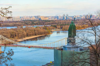 Kyiv, Ukrayna - 28 Mart 2025: Büyük Prens Vladimir anıtı, Parkovy Köprüsü ve Ukrayna 'nın Kyiv kentindeki manzaralı Dnipro Nehri' nin panoramik manzarası.