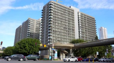 Los Angeles, Kaliforniya - 7 Ocak 2025: Bunker Hill Apartmanı 'ndaki Skye sokak manzarası, trafik ve yeşillik ile şehir merkezinde modern mimari tasarımı gözler önüne seriyor.