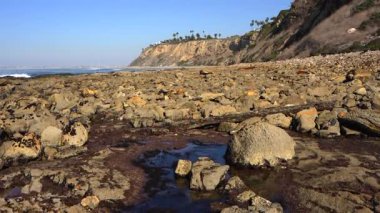 Rocky Point yakınlarındaki Rancho Palos Verdes 'teki SS Dominator Batığının kıyısındaki kayalık kıyı şeridi açık gökyüzü ve canlı okyanus yansımalarıyla vurgulandı..