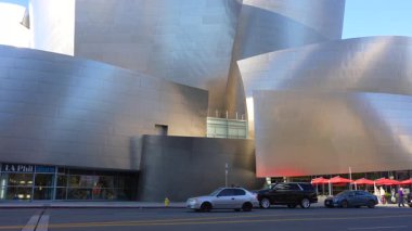 Los Angeles, Kaliforniya - 2 Ocak 2025: Walt Disney Konser Salonu modern mimarisinin gündüz görüntüsü