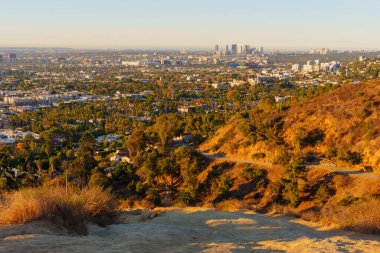 Geniş açılı çekim, Runyon Canyon Parkı 'ndan Los Angeles şehir merkezinin geniş açılı görüntüsünü yakalıyor. Gün batımına karşı şehrin ufuk çizgisini sergiliyor..
