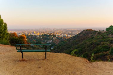Gün batımında Runyon Canyon Parkı 'ndaki yürüyüş parkından çekilen Los Angeles siluetinin panoramik görüntüsü..