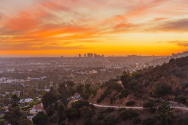 Los Angeles, Kaliforniya - 3 Aralık 2024: Geniş açı görüntüsü, Los Angeles 'ın Runyon Canyon Park' taki gökyüzünü aydınlatan, doğal tepelere karşı kentsel manzaralar sergiliyor.