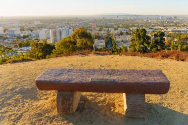 Los Angeles, Kaliforniya - 6 Ocak 2025 Runyon Canyon 'un anısına Los Angeles manzaraları tarafından çerçevelenmiş Max Leavitt anısına sakin bir an