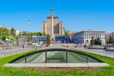 Kyiv, Ukrayna - 22 Nisan 2025: Kyiv 'deki Meydan Nezalezhnosti' nin açık mavi gökyüzü altındaki Independence Anıtı, Otel Ukrayna ve Konservatuar binasının geniş açılı görüntüsü.
