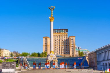 Kyiv, Ukrayna - 22 Nisan 2025: Kyiv 'deki Meydan Nezalezhnosti' nin geniş açılı görüntüsü, açık mavi gökyüzü altında Bağımsızlık Anıtı 'nı sergiliyor, şehrin canlı atmosferini yakalıyor.