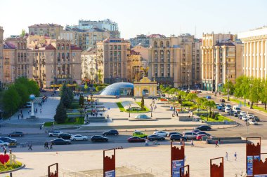 Kyiv, Ukrayna - 22 Nisan 2025: Kyiv 'deki Meydan Nezalezhnosti' nin geniş açılı görüntüsü, yeşillik, insan ve açık mavi gökyüzü altındaki önemli binaları gözler önüne seriyor..