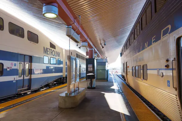 Los Angeles, Kaliforniya - 7 Aralık 2024: Los Angeles 'taki Union İstasyonu' ndaki Metrolink trenlerinin açık gündüz görüntüsü, mimari ayrıntıları ve ulaşım ayarlarını gösteriyor.