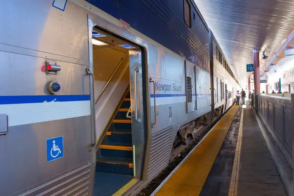 Los Angeles, California - 7 Aralık 2024: Los Angeles Union İstasyonu 'ndaki bir Amtrak treninin yan görüntüsü, gün ışığında yolcu erişimi ve biniş alanı özelliklerini gösteriyor.