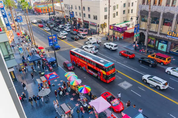 Los Angeles, California - 23 Aralık 2024: Canlı bir Los Angeles caddesinin hava görüntüsü trafik, tur otobüsleri ve yayalarla dolu.