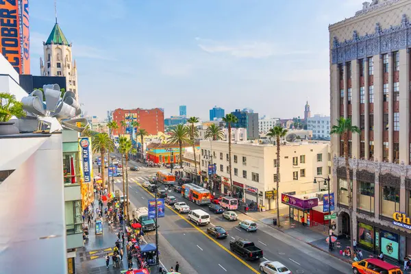 Los Angeles, California - 23 Aralık 2024 Los Angeles 'ın hareketli manzarası palmiye ağaçları, işlek sokaklar ve ikonik binalar berrak mavi gökyüzü altında şehrin canlı atmosferini yakalıyor..