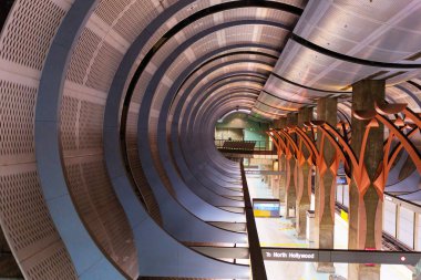 Los Angeles, California - 23 Aralık 2024: Hollywood / Highland Metro Tren İstasyonunun modern tasarımı ve yapısal unsurlarını gün ışığında gösteren iç görünümü.